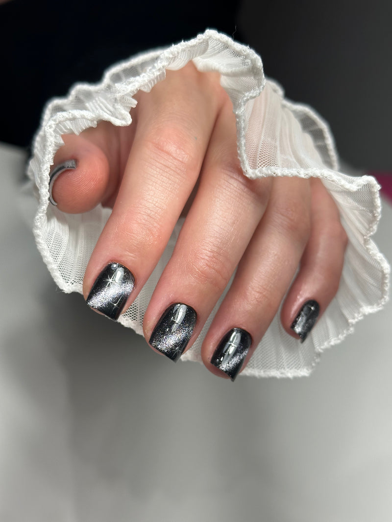 Silver black cat eye manicure 